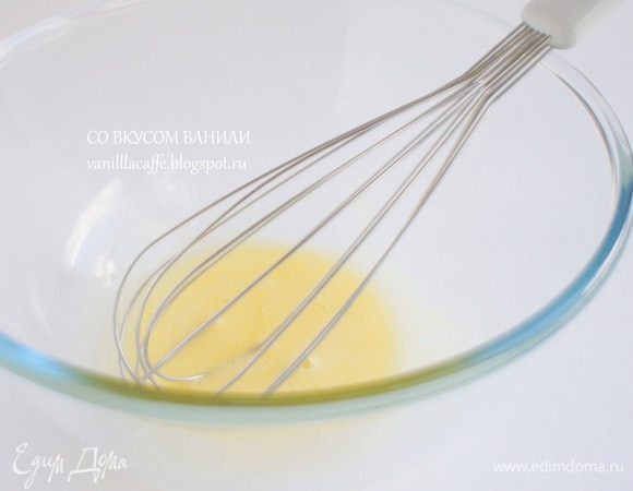 В миске слегка взбить яичные желтки. 