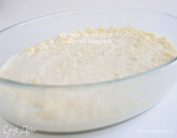 Залить сухари приготовленным заварным кремом. Оставить на 15 минут, так чтобы сухари пропитались кремом.