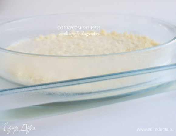 В форму, которая больше размером налить горячую воду, чтобы вода была на уровне пудинга. Поставить в духовку и выпекать около 25-30 минут, пока заварной крем не схватится. 