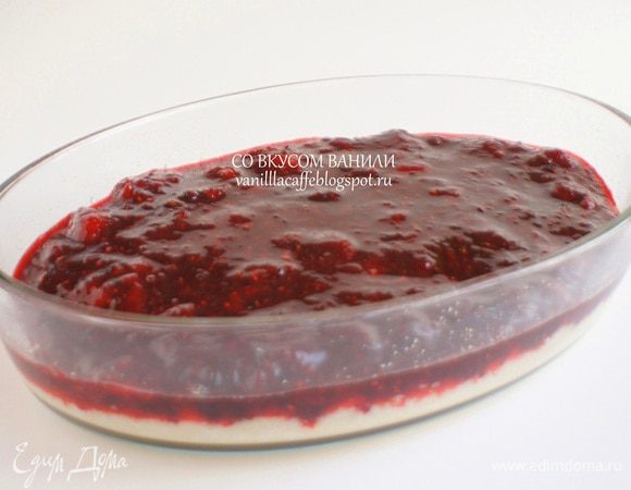 В форму с запеченным пудингом положить ровным слоем остывшее варенье. 