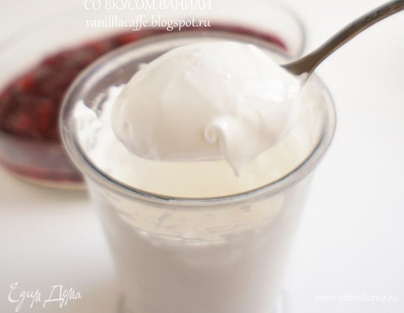 Взбить яичные белки с помощью миксера/блендера до устойчивых пиков. Добавить 175 г пудры и взбить еще раз на максимальной скорости, пока белки не станут гладкими и блестящими.
