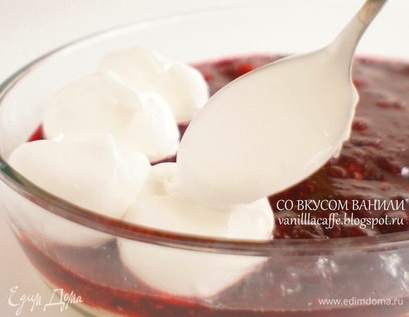 На слой из варенья аккуратно положить взбитые белки. 