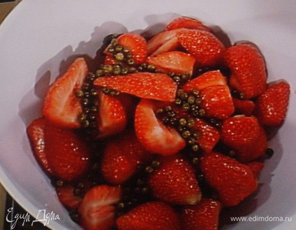 Клубнику порезать, смешать с зелёным перцем. Бальзамический уксус смешать с кленовым сиропом, уварить вдвое, до консистенции соуса. Остывший соус подмешать к клубнике, дать ей немного настояться.