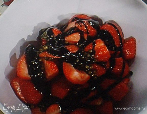 Остывший соус подмешать к клубнике, дать ей немного настояться.