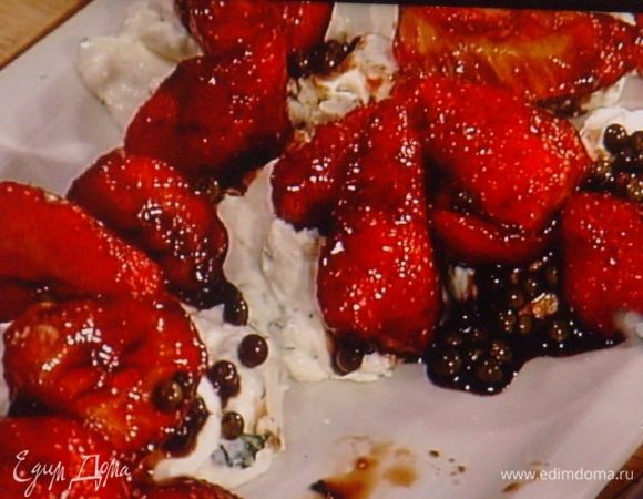 Из крема двумя ложками сформировать "кучки" (не знаю как их ещё назвать)) и выложить клубнику. Украсить мятой.