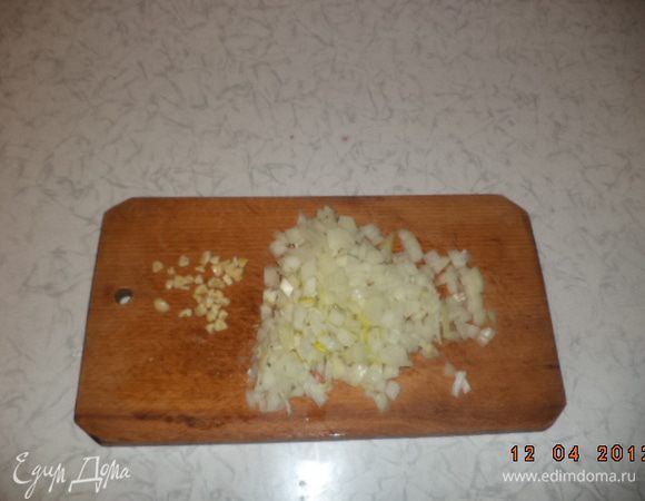 Лук и чеснок почистить и нарезать.