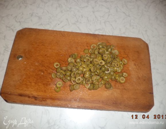 Оливки нарезать колечками.