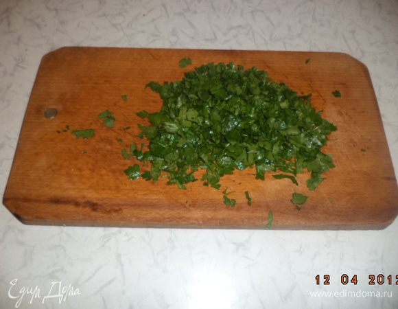 Листики петрушки порубить.