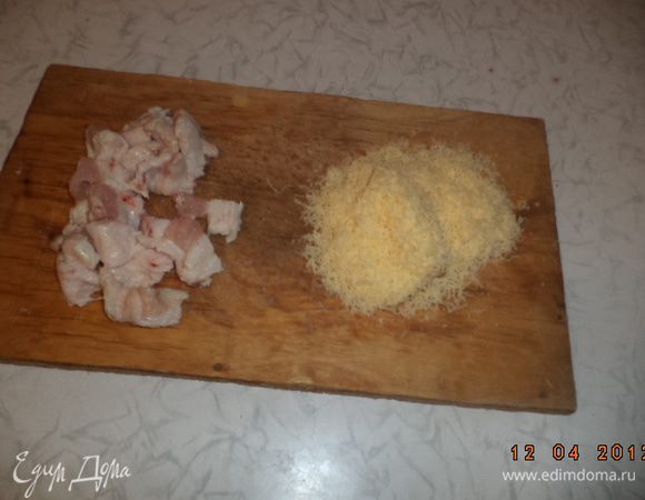 Твёрдый сыр натереть на мелкой тёрке. А бекон нарезать кубиками.