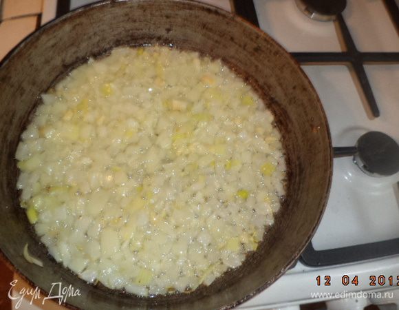 Лук и чеснок обжарить на растительном масле до полупрозрачности.