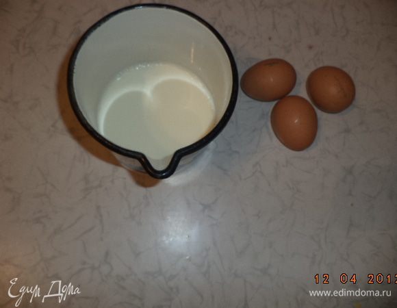 Яйца взбить с молоком, добавить муку и натёртый сыр, перемешать.