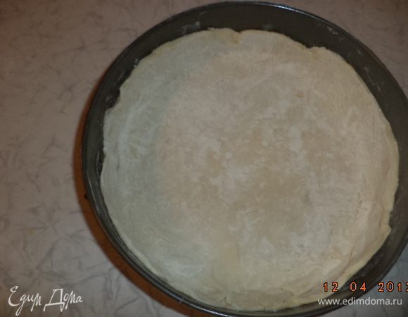 Разъёмную форму смазать маслом, выстелить форму тестом, сделав довольно высокие бортики.