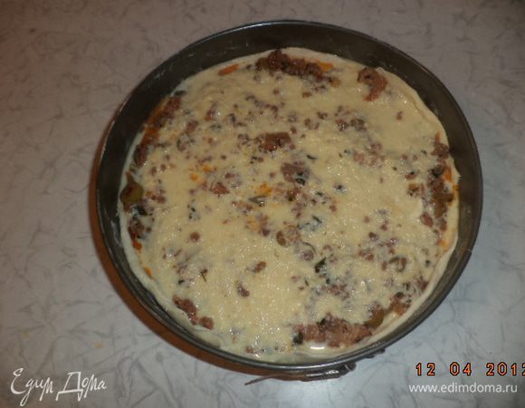 Выложить на тесто мясную начинку. На начинку вылить молочно-яичную смесь. Выпекать при температуре 200 градусов 40-50 минут.