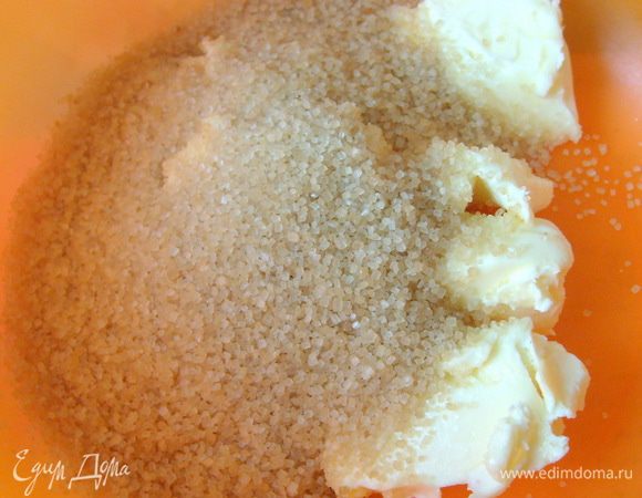 Размягченное масло взбить с сахаром до кремообразного состояния.