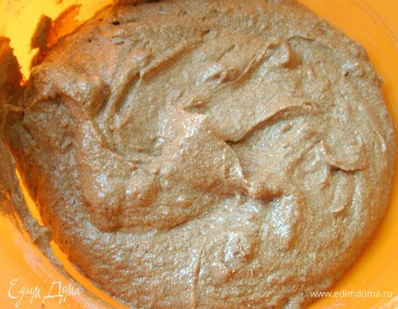 добавить к яично-маслянной массе и взбить до однородной консистенции. Смазать формы маслом, присыпать мукой и заполнить тестом. Выпекать в разогретой до 180 градусов духовке 25 мин.