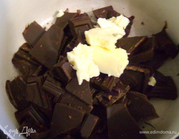 Растопить шоколад с маслом на водяной бане. Охладить до комнатной температуры.