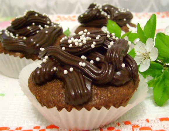 С помощью кондитерского шприца украсить капкейки кремом.