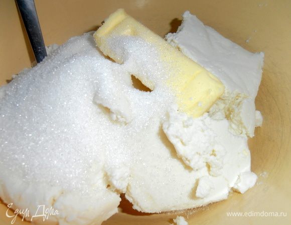 В миску кладём 3 пачки творога,мягкое масло и сахар (я брала 4 ложки) с ванилью.Растираем всё тщательно...