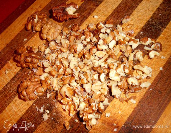 Грецкие (не принципиально,можно и др.) орехи мелко раскрошить...