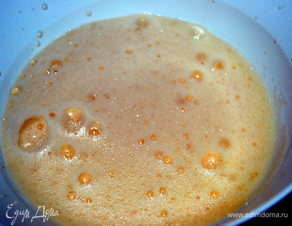 Яйцо и белки взбить миксером.