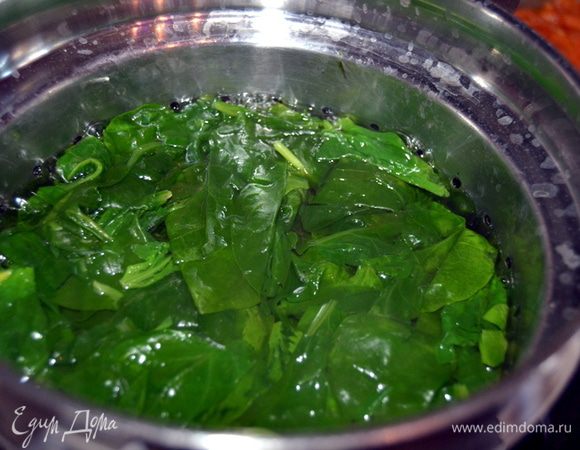 Шпинат отварить в кипящей,подсоленной воде,в течении пяти минут.Слить и отжать воду. Измельчить,без фанатизма.