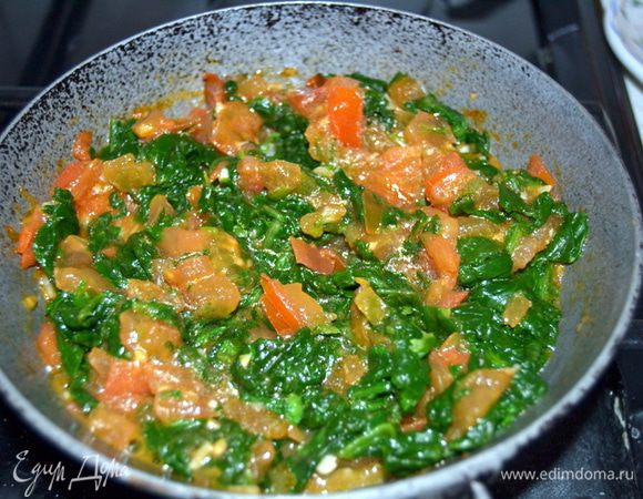 Добавить шпинат к томатной зажарки.Перемешать и немного потушить все вместе.Пару минут.