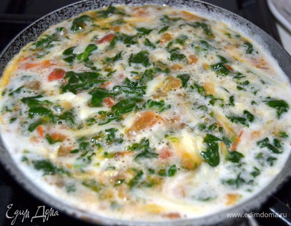 Вылить яично-сырную смесь в сковороду.Потрясти сковородку,чтобы смесь разровнялась ровно по всей поверхности.Немного подержать на огне.Тем временем разогреть духовку до 180 гр.