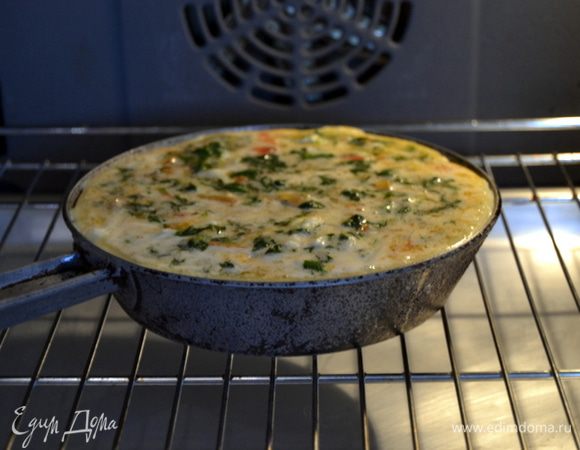 Ставим сковородку с фриттатой в разогретую духовку и следим,что бы она вся прожарилась.При необходимости поворачивать сковороду на решетке.У меня ушло где-то 15 мин.