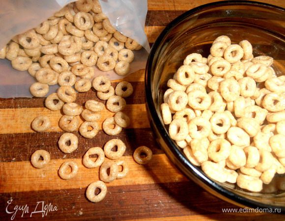 Далее мой взгляд упал на сухой "дежурный" завтрак,а именно медовые колечки...Неплохо поэкспериментировать,да и лишнюю жидкость из творога они впитают!