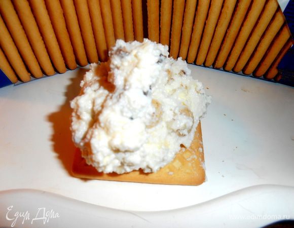 Творожная масса-начинка готова...Начинаем сборку! Понадобится около двух пачек печенья. На одну печенюшку кладём ложку массы...