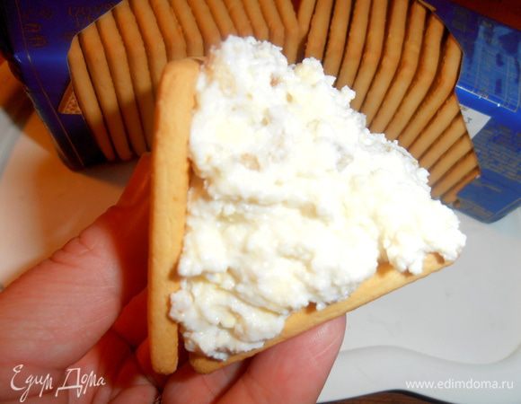 Далее второй печенюшкой прижимаем массу под углом и выравниваем начинку с помощью,например,чайной ложечки,вернее её ручки...