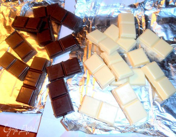 Теперь об украшении...Можно и так подать,но можно полить растопленным шоколадом! Я для примера взяла оба цвета,но не обязательно...Для зимнего пейзажа можно покрыть чёрной глазурью и присыпать кокосом в виде снега...