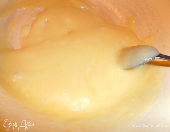 Растопим плитку белого шоколада ( на водяной бане ) с добавлением ложки воды и ещё сливок ложку в конце влить...