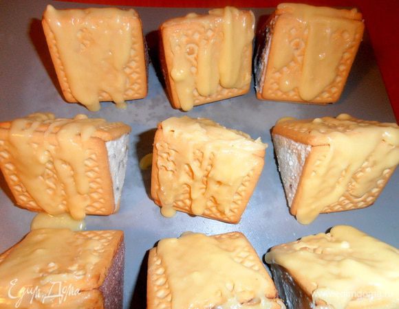 Поливаем сразу глазурью на "крыши домиков"...Застывает моментально!