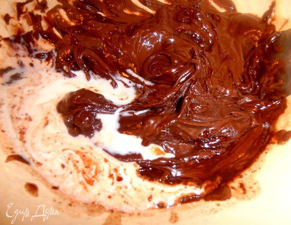Топим на бане чёрный шоколад+чуть воды и сливки в конце...