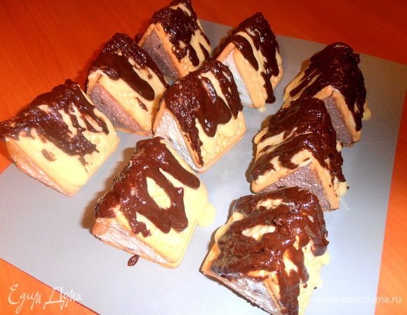 Поливаем тёмной глазурью на "крыши"...Отправляем застывать на ночь в холодильник,если получится)))