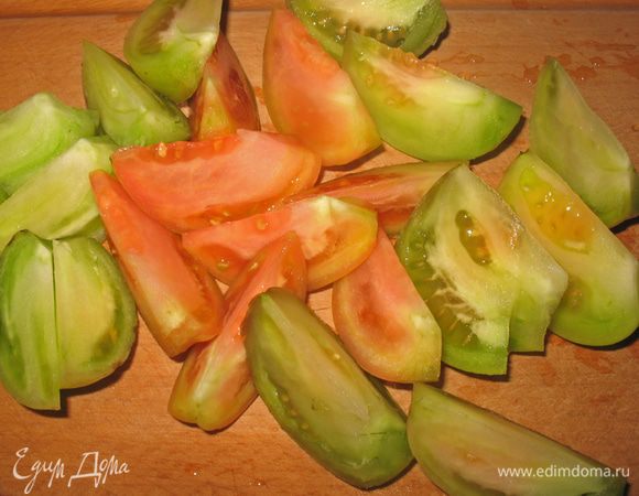 Помидоры нарезаем дольками.