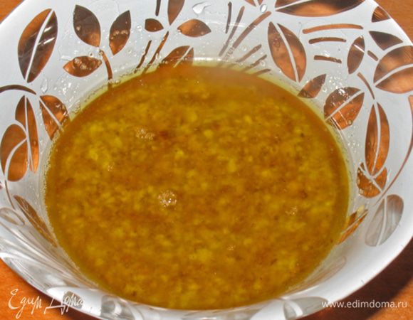 Рубим орехи,  измельчаем чеснок (не через пресс). Орехи обжариваем на сухой сковороде. На сковороду наливаем масло, добавляем чеснок и обжариваем несколько секунд (до появления запаха) и убираем с огня. Перекладываем в мисочку и добавляем уксус.  