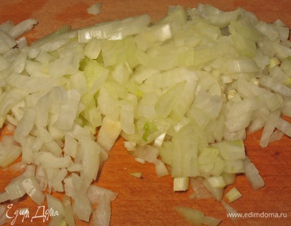Лук нарезам мелко.