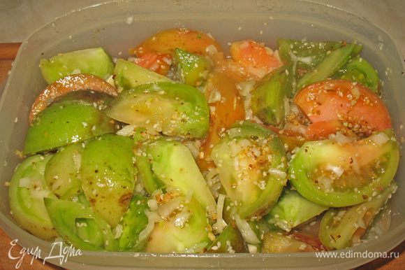 Орехово-чесночную смесь добавляем к помидорам и аккуратно перемешиваем. Закрываем крышкой и ставим помидоры на сутки в холодильник. Салат можно хранить в холодильнике долго.