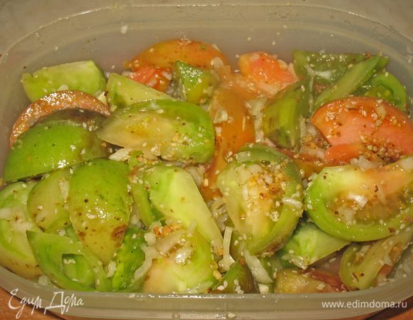 Орехово-чесночную смесь добавляем к помидорам и аккуратно перемешиваем. Закрываем крышкой и ставим помидоры на сутки в холодильник. Салат можно хранить в холодильнике долго. 