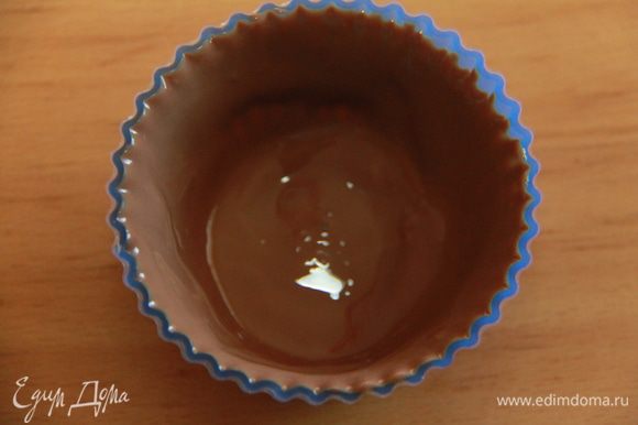 Смазать силиконовую формочку растопленным на водяной бане шоколадом и поставить в морозилку на 15 минут.