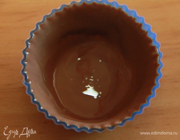 Смазать силиконовую формочку растопленным на водяной бане шоколадом и поставить в морозилку на 15 минут.