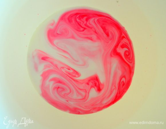 Сначала делаем розовое тесто:
молоко смешиваем со свекольным соком. У меня в последнее время он частый гость в холодильнике, достаточно просто натереть свеклу на терке и отжать сок, он пригодится во многих рецептах! 