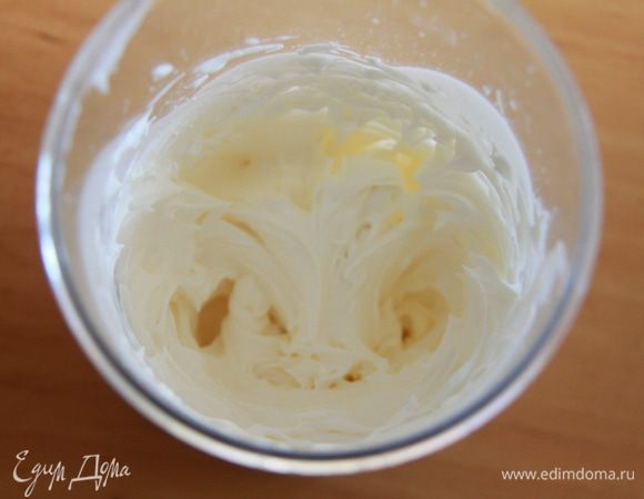 Взбить крем из сливок, маскарпоне и сахарной пудры. В конце добавить нарезанный небольшим кубиком киви.