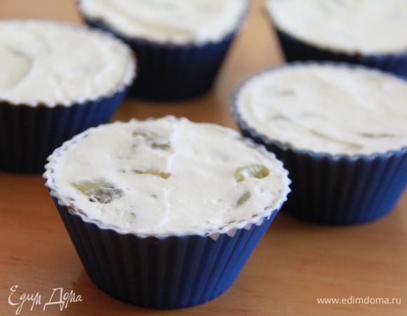 Достать формочки с шоколадом и начинить их кремом. Снова поместить в морозилку на 15-20 минут.