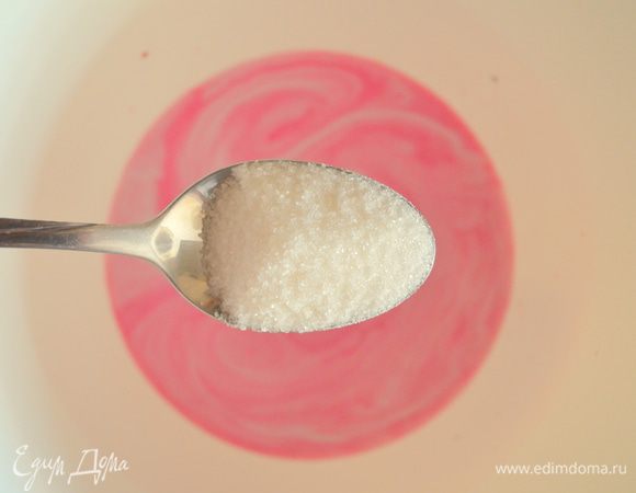 добавляем сахар и соль, размешиваем