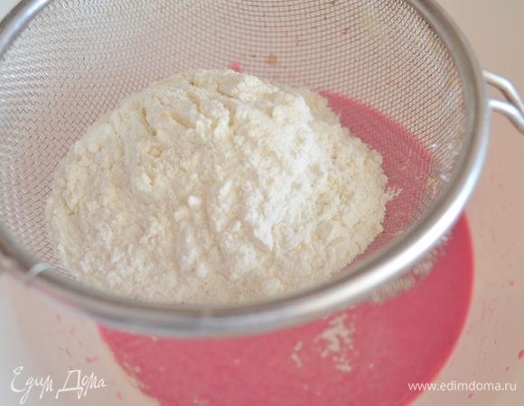 просеиваем муку и размешиваем венчиком, чтобы не было комочков