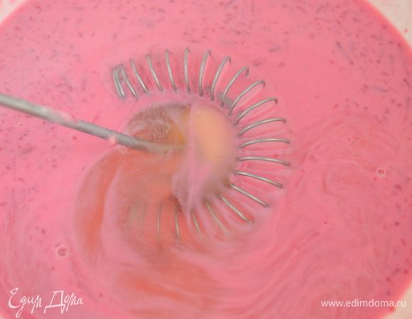 добавляем яйцо и размешиваем тесто