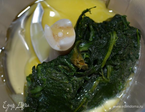 в блендере смешать яйцо, шпинат и масло и взбить в пюре